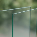 Hartowanie szkła – kiedy warto zastosować w domu?