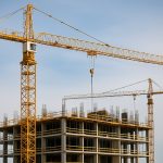 Wynajem żurawi wieżowych – co warto wiedzieć?