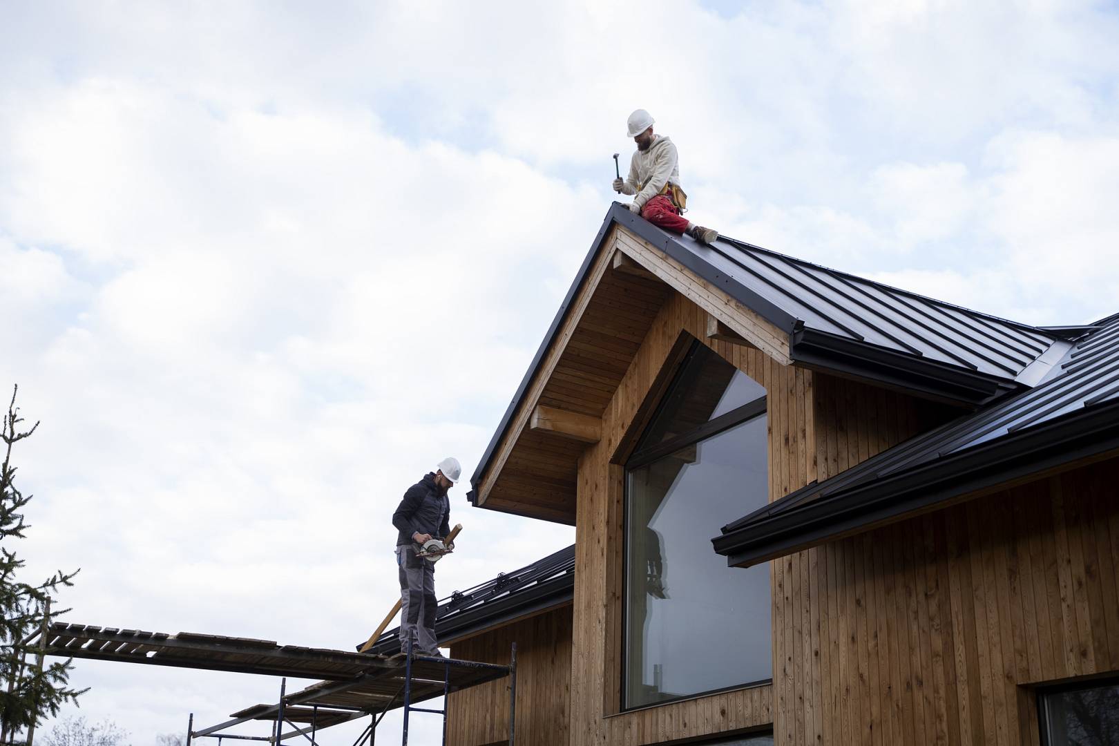 Meer dan pannen leggen: de dakdekker Utrecht houdt je dak gezond