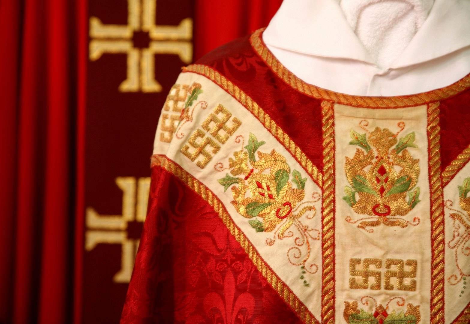 Il significato della tunica romana nell'abbigliamento liturgico