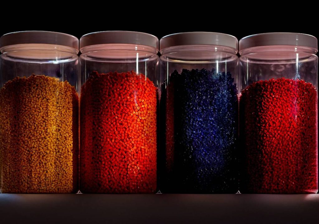 Dlaczego plastik nie zawsze jest biały? Sekrety barwienia tworzyw sztucznych