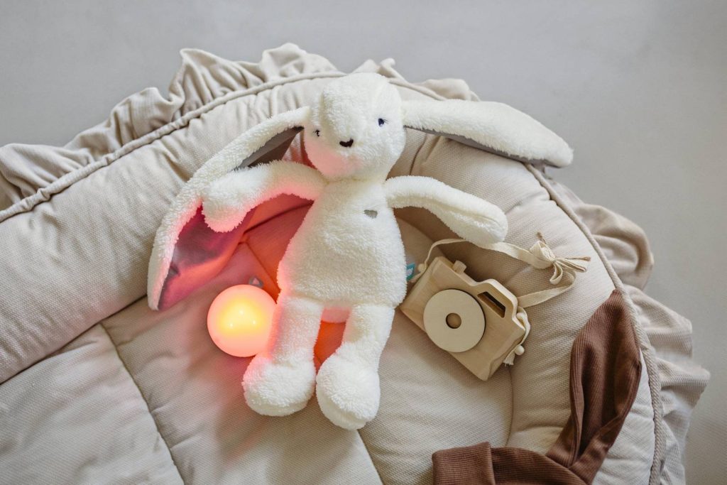 Der Einfluss beruhigender Geräusche auf den Babyschlaf: Ein Blick auf personalisierbare Teddybären