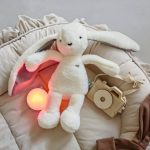 Der Einfluss beruhigender Geräusche auf den Babyschlaf: Ein Blick auf personalisierbare Teddybären