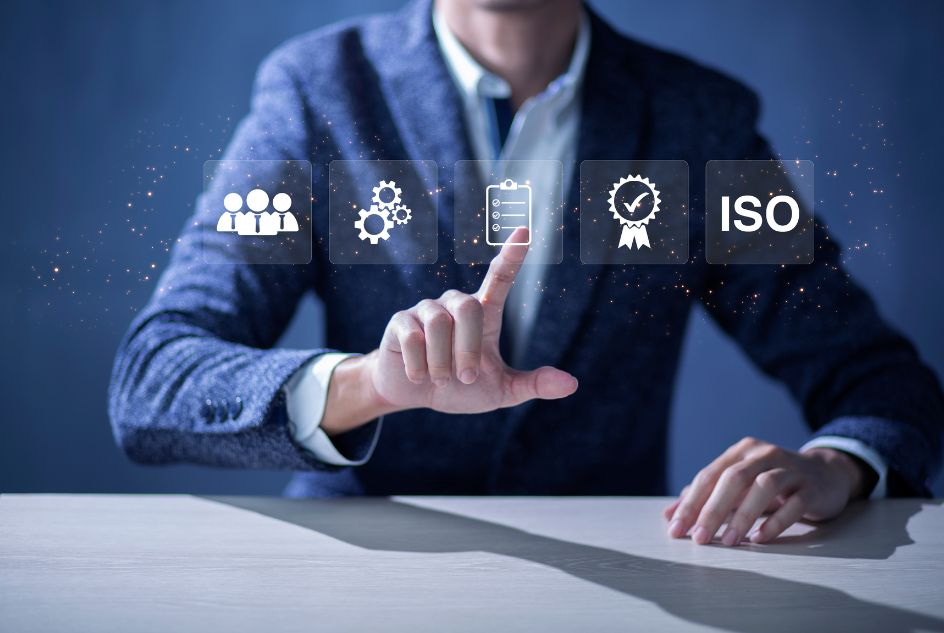 Standardy ISO w branży tłumaczeniowej: co oznaczają dla klienta zlecającego tłumaczenia techniczne?