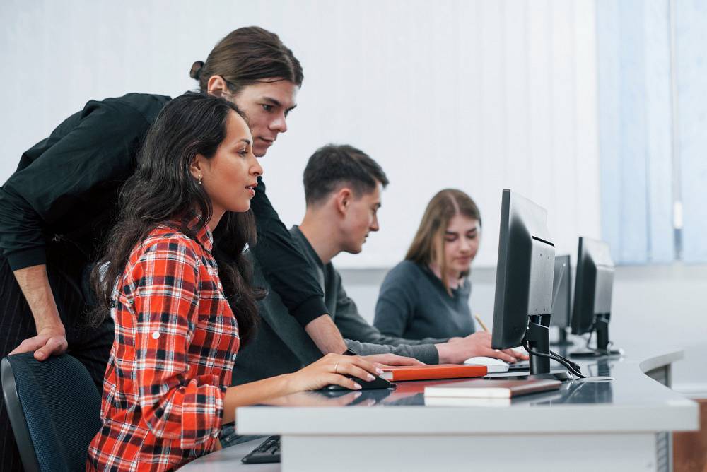 Które uczelnie najlepiej wykładają informatykę w Warszawie ?