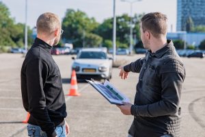 Dlaczego szkolenie z jazdy defensywnej to najlepsza inwestycja dla każdego kierowcy?