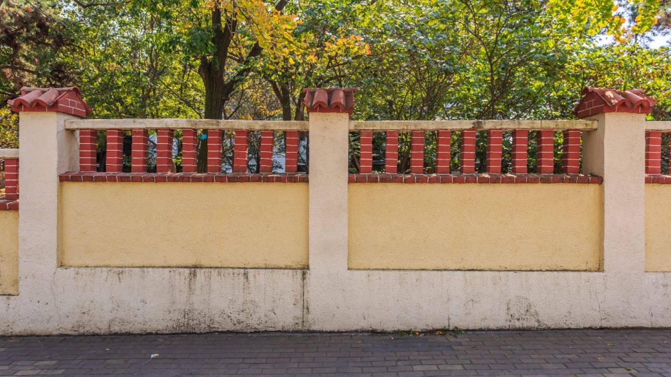 Fedkövek meglévő kerítéshez: mit kell ellenőrizni a megrendelés előtt?